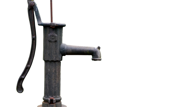 fountain, pump, court pump, garden pump, water fountain, garden irrigation, nature, garden, hand pump, metal