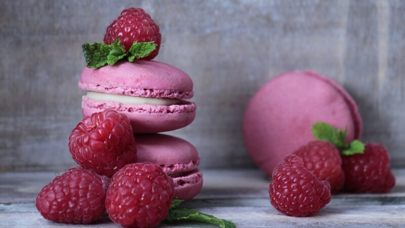 macarons, raspberries, pastries, french pastries, fruits, red fruits, meringue pastries, double biscuits, cream layer, almond