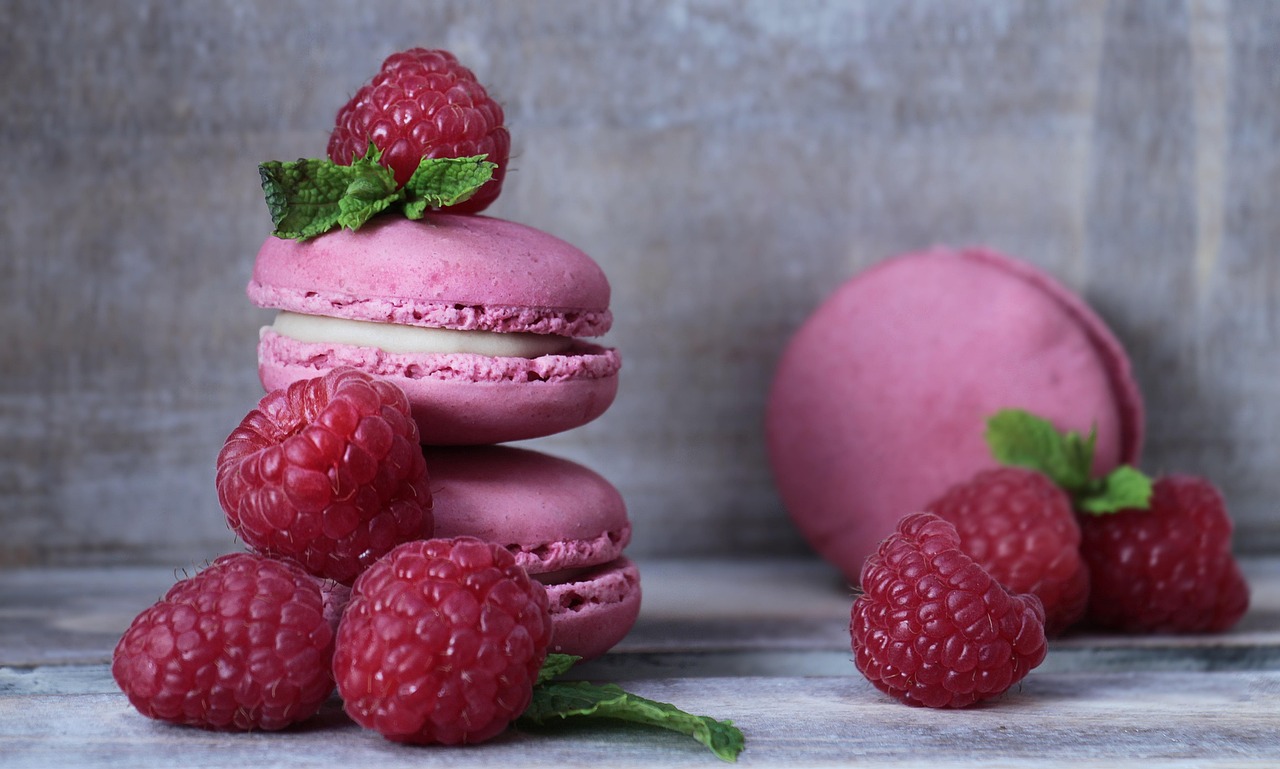 macarons, raspberries, pastries, french pastries, fruits, red fruits, meringue pastries, double biscuits, cream layer, almond
