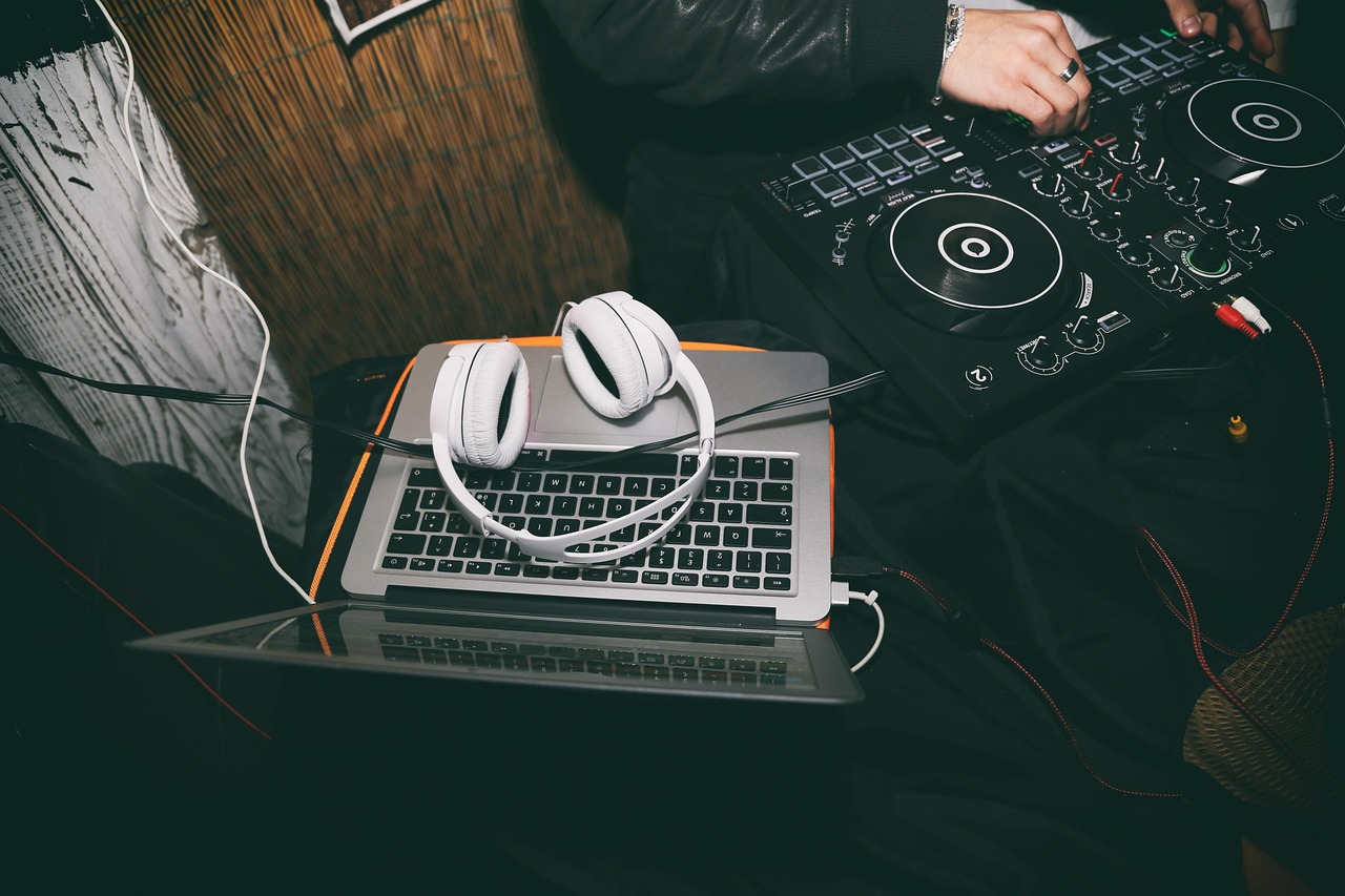 headphones, laptop, dj, music, dj controller, disc jockey, headset, audio, sound, entertainment, playing, nightlife, party, c